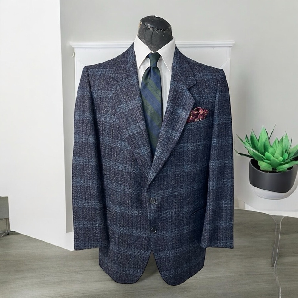 Classic Navy Plaid Blazer very Y2K and plenty of Style to go with any Occasion☑️